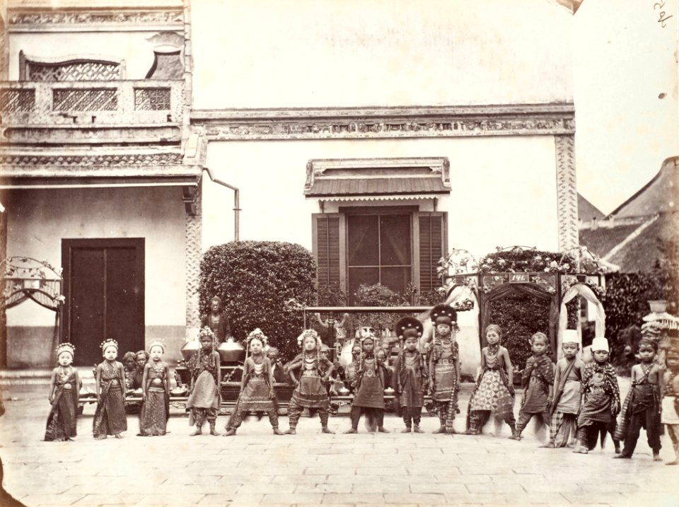 Collectie NMvWereldculturen, TM-60005011, Foto, 'Javaanse kinderen met gamelanorkest voor het huis van de Majoor der Chinezen Be Biauw Tjoan', toegeschreven aan Woodbury & Page, 1857-1872