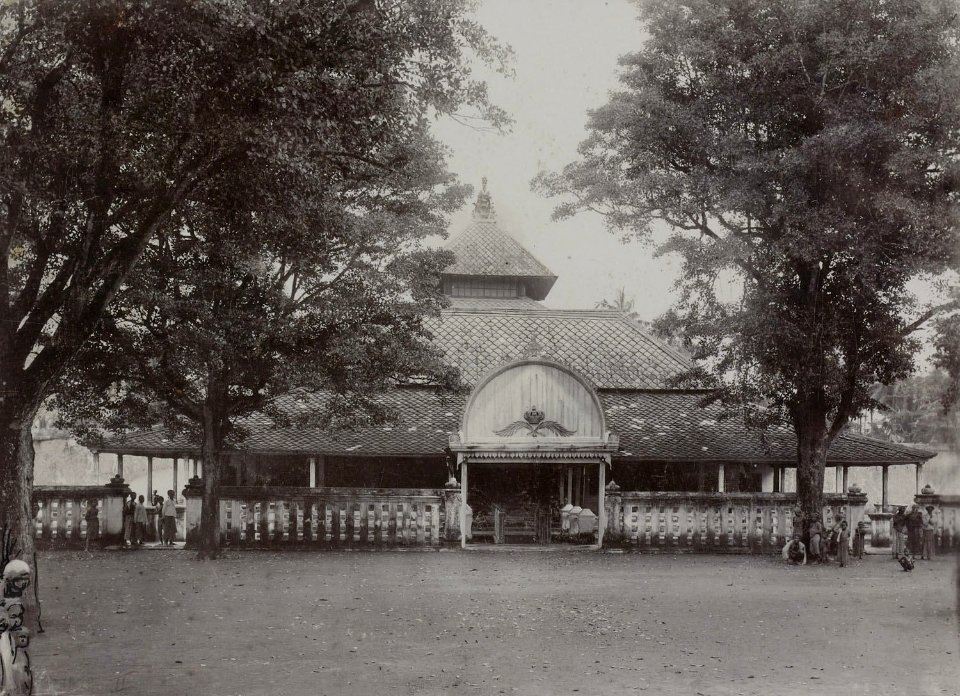 Collectie NMvWereldculturen, RV-A142-1-2, Foto, 'De moskee Mesdjid Ageng', fotograaf K. (Kassian) Céphas, 1888