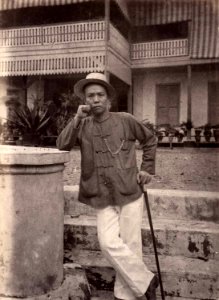 Collectie NMvWereldculturen, TM-60007745, Foto, 'Portret van Chao Ho Tong, voor de administrateurswoning op de tabaksplantage Bindjey Estate', fotograaf onbekend, 1875-1900