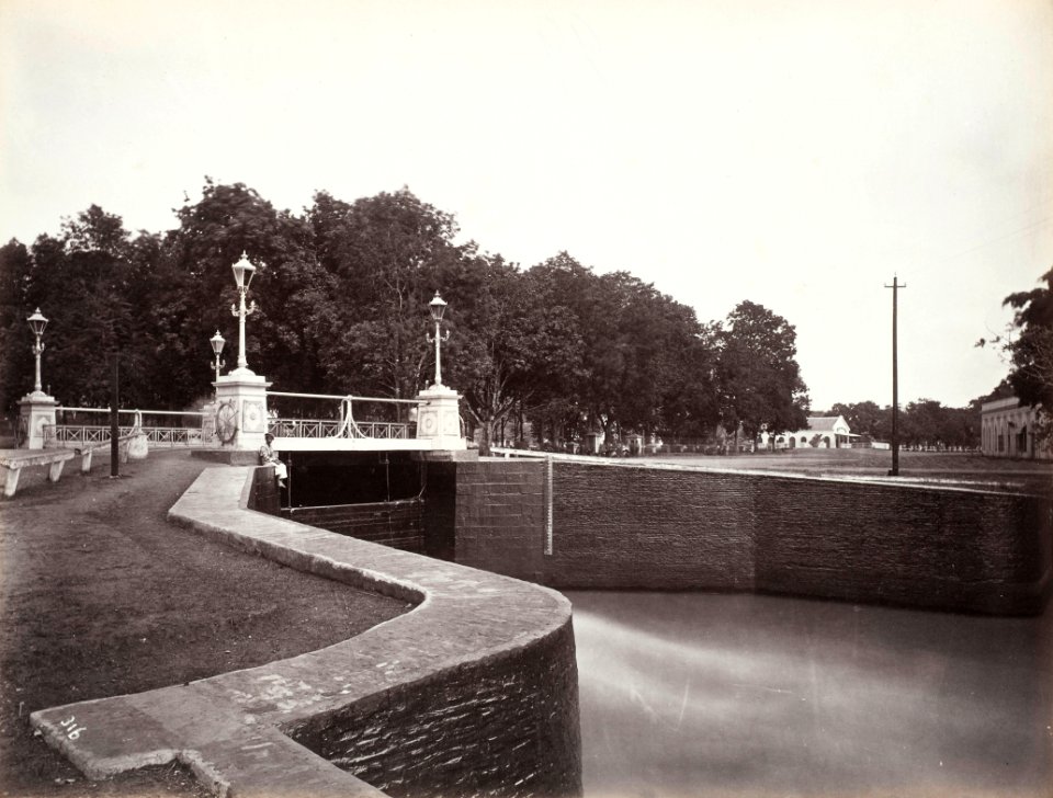 Collectie NMvWereldculturen, TM-60005037, Foto, 'De Sluisbrug, Batavia', fotograaf Woodbury & Page, 1860-1872