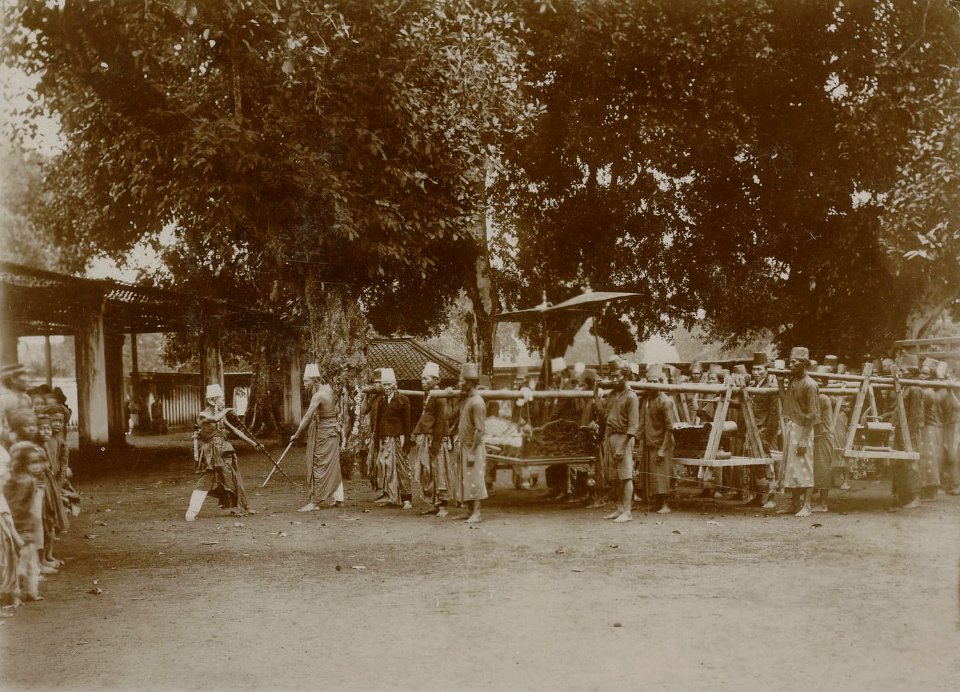 Collectie NMvWereldculturen, RV-A142-1-23, foto, 'De dorpshoofden Pralata en Tjitra Lata en een gedeelte van de gamelan Kyahi Naga ter gelegenheid van Garebeg', fotograaf K. (Kassian) Céphas, 1888