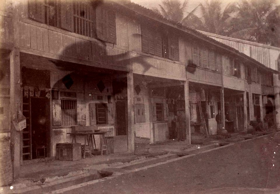 Collectie NMvWereldculturen, TM-60007711, Foto, 'Winkels in de Chinese wijk, Bindjai', fotograaf onbekend, 1875-1900