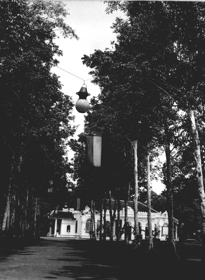Collectie NMvWereldculturen, TM-60013828, Foto, 'Gebouw in de Planten- en Dierentuin, Batavia', fotograaf onbekend, 1890-1900