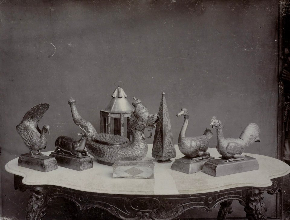 Collectie NMvWereldculturen, RV-A142-1-7, Foto, 'Opstelling van de gouden rijkssieraden van de Sultan van Yogyakarta', fotograaf K. (Kassian) Céphas, 1888