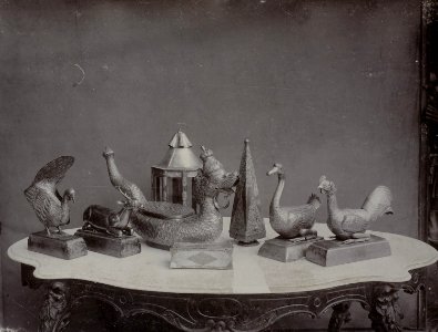 Collectie NMvWereldculturen, RV-A142-1-7, Foto, 'Opstelling van de gouden rijkssieraden van de Sultan van Yogyakarta', fotograaf K. (Kassian) Céphas, 1888