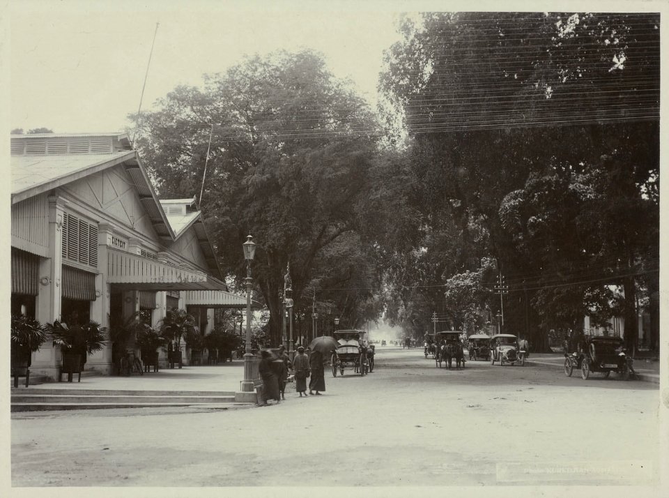 Collectie NMvWereldculturen, RV-A20-148, foto, 'Een laan in Yogyakarta met aan de linkerzijde het sociëteitsgebouw', fotograaf Ohannes Kurkdjian, 1885-1920