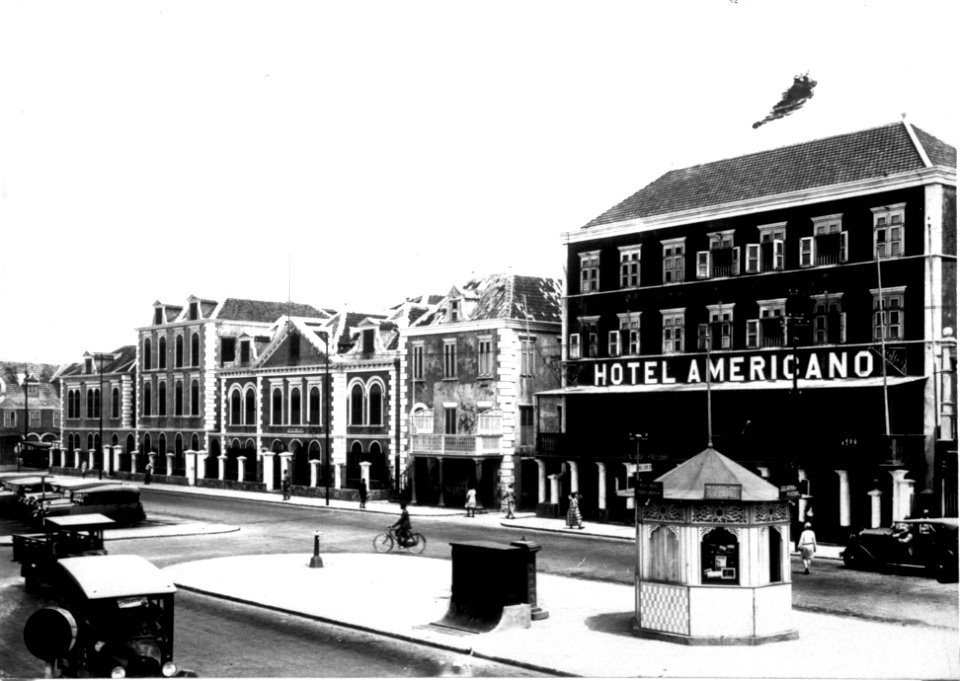 Collectie NMvWereldculturen, TM-60007915, Panoramafoto 'Gezicht op de haven met op de voorgrond de Koningin Emmabrug', fotograaf Soublette et Fils, ca. 1905