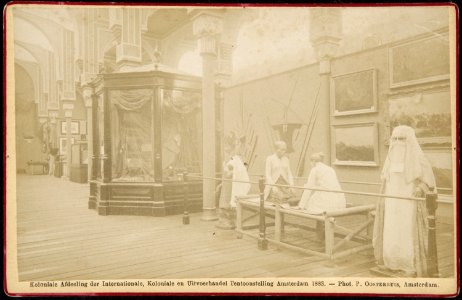 Collectie NMvWereldculturen, TM-60015892, Kabinetfoto, 'De afdeling Nederlandse koloniën op de Internationale Koloniale en Uitvoerhandel Tentoonstelling in Amsterdam', fotograaf Pieter Oosterhuis, 01-05-1883-10-1883
