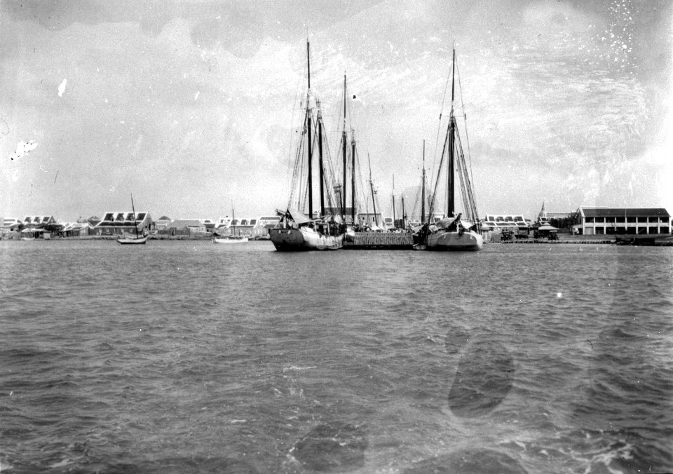 Collectie NMvWereldculturen, TM-60007921, Panoramafoto 'De 'Van den Brandhofbrug' over het Waaigat', fotograaf Soublette et Fils, 1910-1915