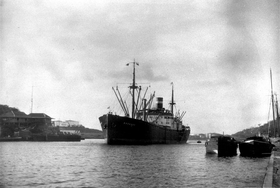 Collectie NMvWereldculturen, TM-60007913, Panoramafoto 'Gezicht op de haven, met op de achtergrond de gesloten Koningin Emmabrug', fotograaf Soublette et Fils, na 1889