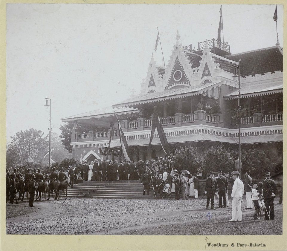 Collectie NMvWereldculturen, RV-A269-2, Foto, 'De opening van de tentoonstelling in het paleis van Raden Saleh te Batavia op 12 augustus 1893', fotograaf Woodbury & Page, 12 augustus 1893
