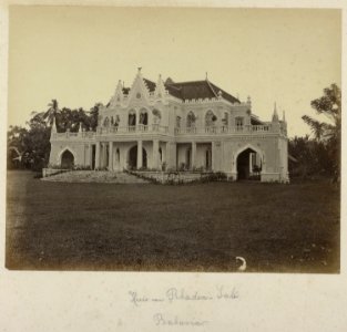 Collectie NMvWereldculturen, RV-A367-34, Foto, 'Huis van Rhaden-Salé, Batavia', fotograaf onbekend, ca.1880
