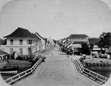 Collectie NMvWereldculturen, TM-60025055, Foto, 'Straatgezicht bij de Roode Brug over de Kali Mas, Soerabaja', toegeschreven aan Woodbury & Page, 1857-1874