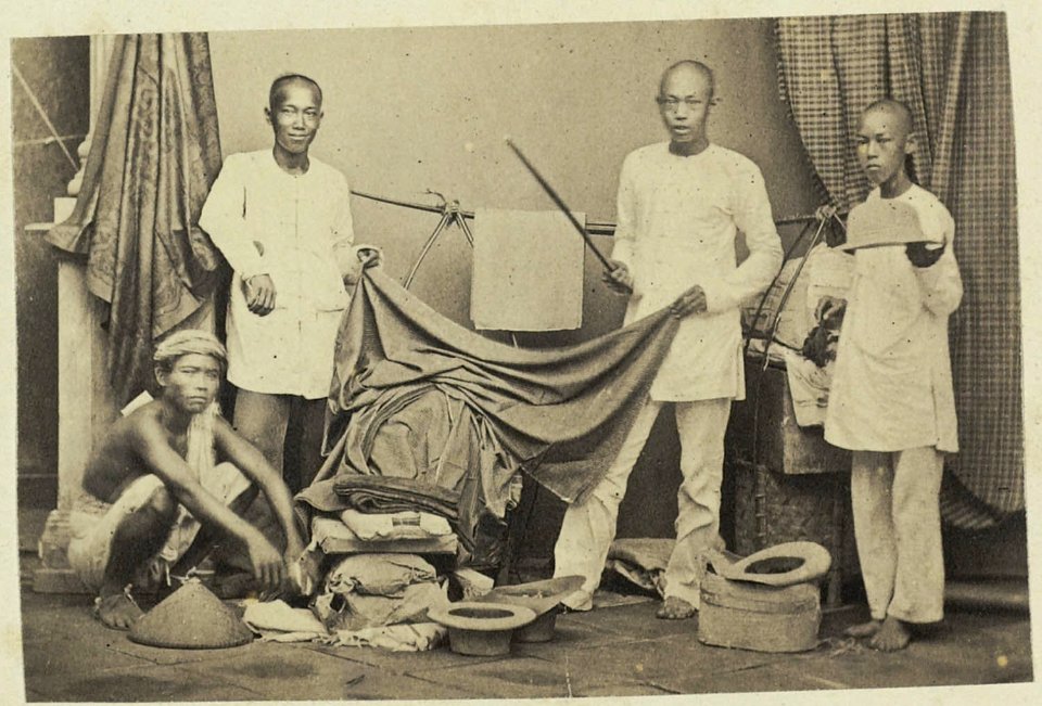 Collectie NMvWereldculturen, RV-A41-1-114, Foto, 'Groepsportret van Javaans-Chinese handelaren in textiel', fotograaf Woodbury & Page, 1856-1878