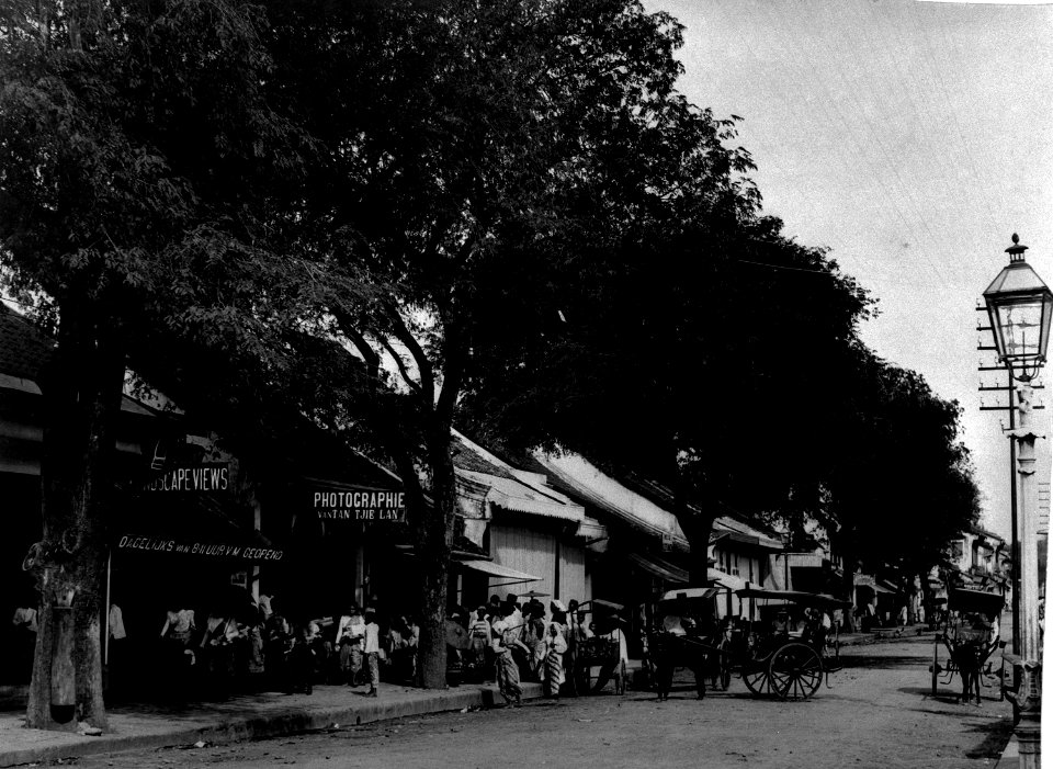 Collectie NMvWereldculturen, TM-60014577, Foto, 'De fotostudio van Tan Tjie Lan op Pasar Baroe, Batavia', toegeschreven aan Tan Tjie Lan, 1890-1910