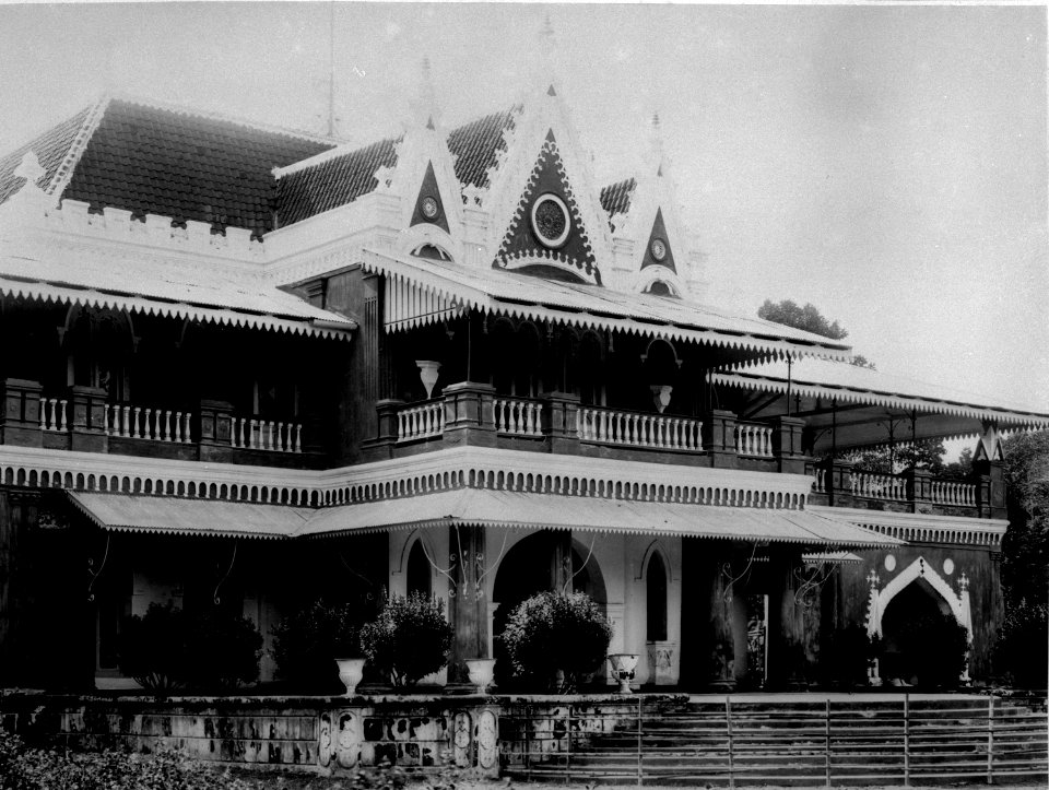 Collectie NMvWereldculturen, TM-60015189, Foto, 'Het huis van kunstschilder Raden Saleh in Batavia', fotograaf onbekend, 1880-1910