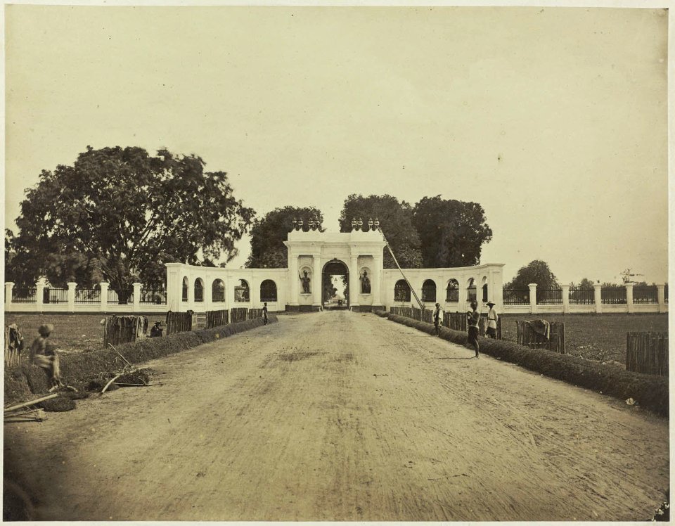 Collectie NMvWereldculturen, RV-A41-1-152, Foto, 'Weg met stadspoort te Bataia', fotograaf Woodbury & Page, 1856-1878