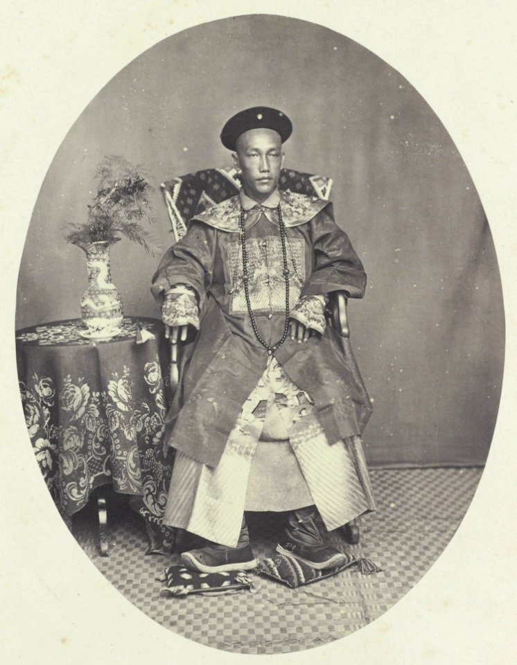 Collectie NMvWereldculturen, RV-A41-1-27, Foto, 'Chinese luitenant in groot tenue', fotograaf Woodbury & Page, 1856-1878
