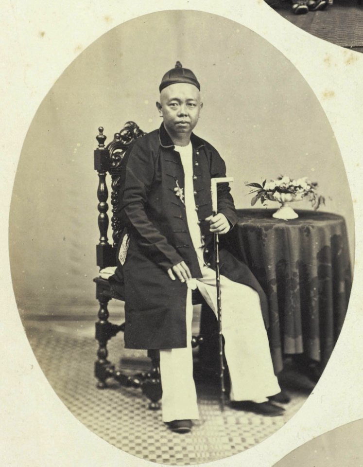 Collectie NMvWereldculturen, RV-A41-1-30, Foto, 'Op Java wonende Chinese man, zittend aan tafel', fotograaf Woodbury & Page, 1856-1878