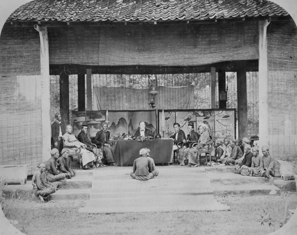 Collectie NMvWereldculturen, TM-60025061, Foto, 'Zitting van de Landraad te Pati in het district Japara, voorgezeten door resident P.W.A. van Spall, president van het hof', fotograaf Woodbury & Page, 1867
