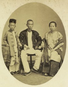 Collectie NMvWereldculturen, RV-A41-1-34, Foto, 'Chinees gezin, wonend op Java', fotograaf Woodbury & Page, 1856-1878