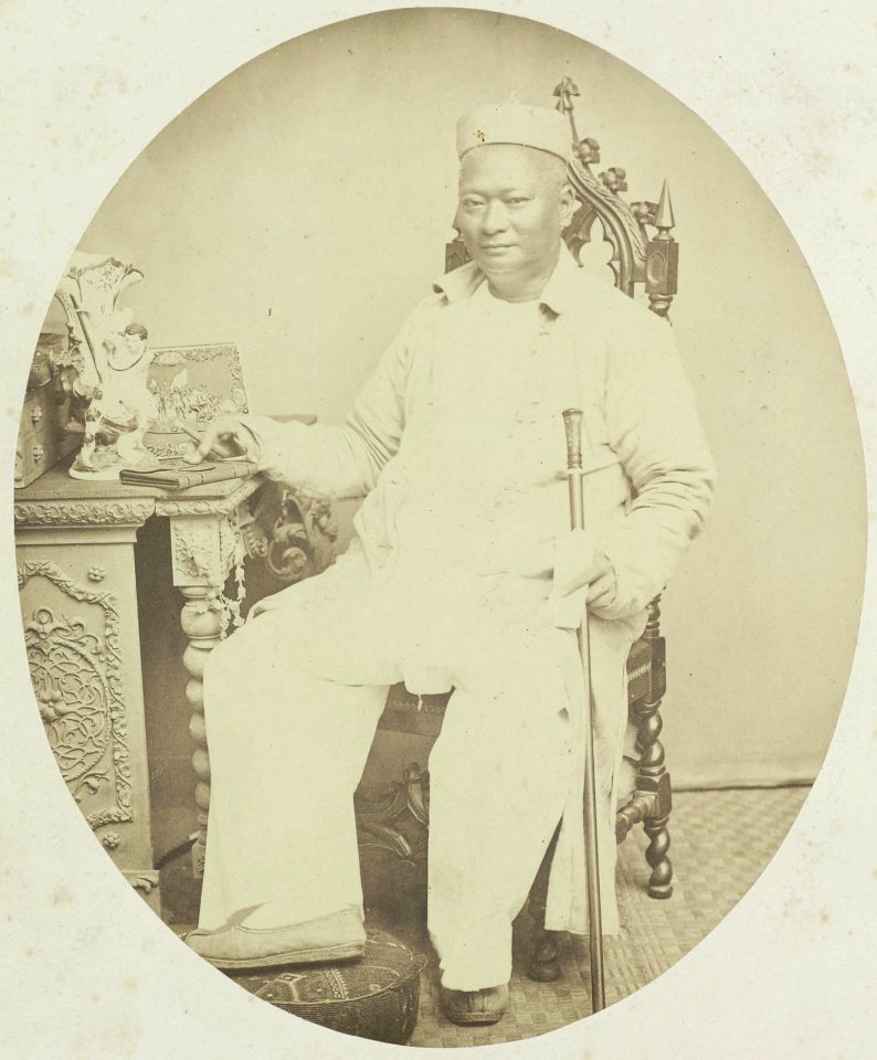 Collectie NMvWereldculturen, RV-A41-1-38, Foto, 'Op Java wonende Chinese man, zittend aan tafel', fotograaf Woodbury & Page, 1856-1878