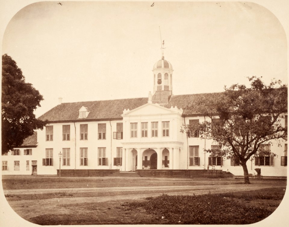 Collectie NMvWereldculturen, TM-60025082, Foto, 'Het stadhuis van Batavia', fotograaf Woodbury & Page, 1860-1872