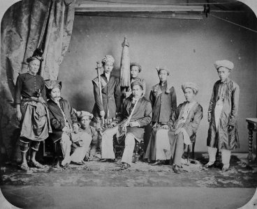Collectie NMvWereldculturen, TM-60025498, Foto, 'Portret van Soeleiman Badroe Alamsjah, Sultan van Lingga Riouw met zijn gevolg, Batavia', fotograaf Woodbury & Page, 1867