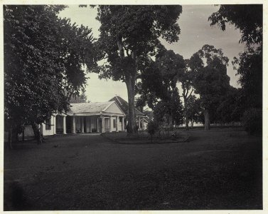 Collectie NMvWereldculturen, RV-A42-1-18, Foto, 'Batavia, Résidence du Géneral Commandant en chef', fotograaf Woodbury & Page, ca. 1875