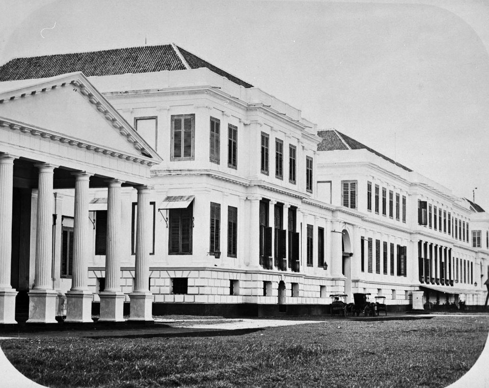 Collectie NMvWereldculturen, TM-60026800, Foto, 'Het Hooggerechtshof en het Paleis van Daendels aan het Waterlooplein te Batavia', fotograaf toegeschreven aan Woodbury & Page, 1857-1872