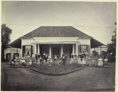 Collectie NMvWereldculturen, RV-A42-1-27, Foto, 'Onderkomen en school van de religieuze zusters Ursilinen in Batavia met bewoners en schoolkinderen', fotograaf Woodbury & Page, ca. 1875