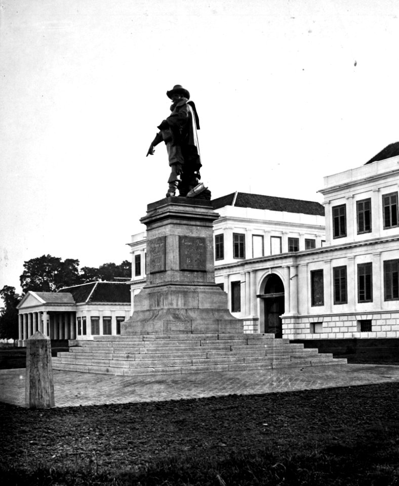Collectie NMvWereldculturen, TM-60029254, Foto, 'Het standbeeld van J.P. Coen voor het Hooggerechtshof en het Paleis van Daendels', fotograaf Woodbury & Page, 1857-1900