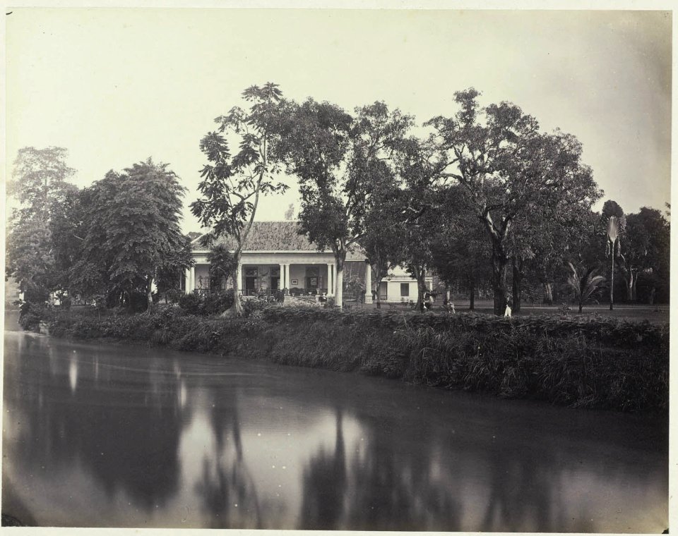 Collectie NMvWereldculturen, RV-A42-1-32, Foto, 'Particulier woonhuis gelegen aan een rivier te Batavia', fotograaf Woodbury & Page, ca. 1875