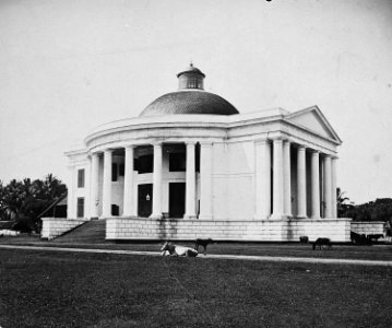 Collectie NMvWereldculturen, TM-60035363, Foto, 'De Willemskerk met grazend vee', fotograaf Woodbury & Page, ca. 1900
