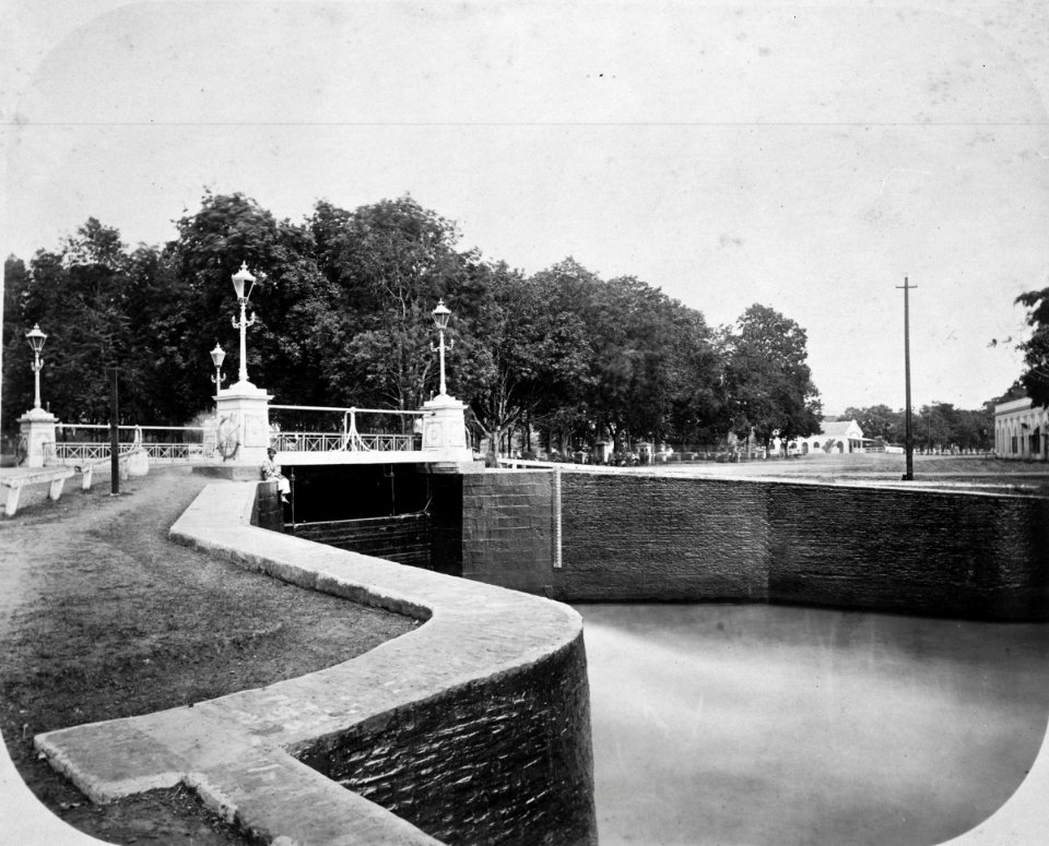 Collectie NMvWereldculturen, TM-60025110, Foto, 'De Sluisbrug, Batavia', fotograaf Woodbury & Page, 1860-1872