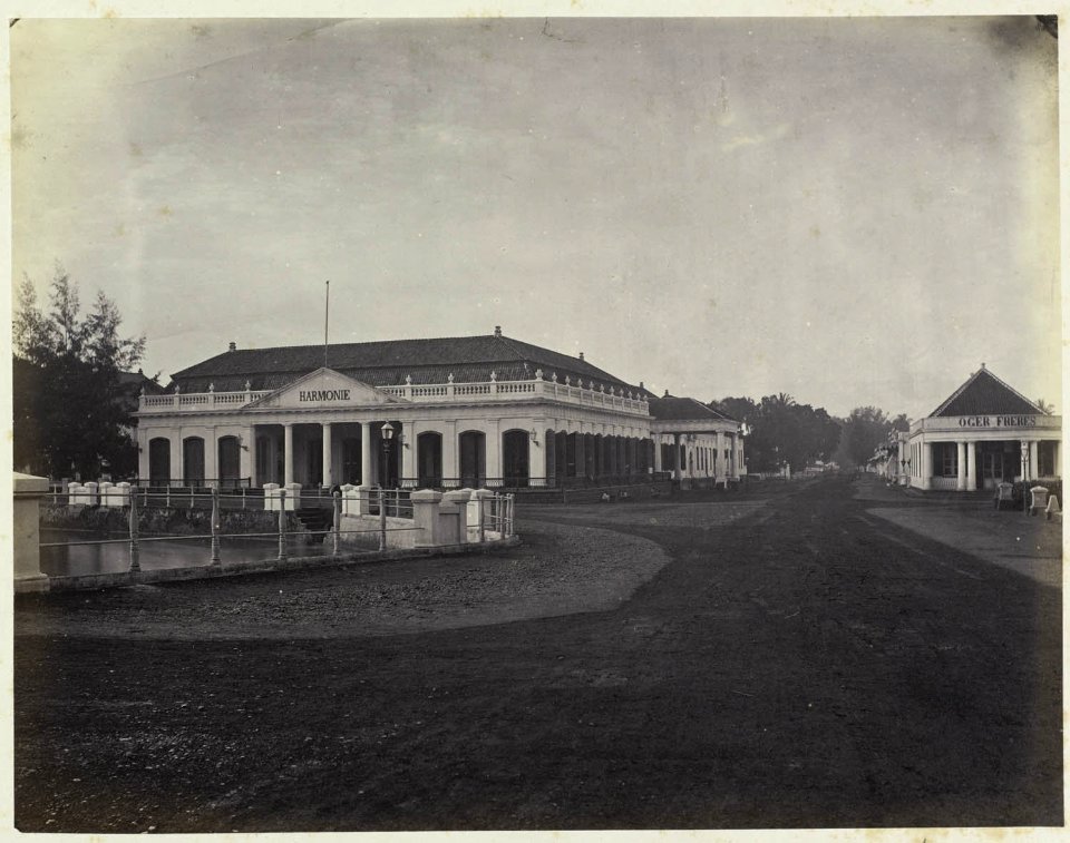Collectie NMvWereldculturen, RV-A42-1-5, Foto, 'Voorgevel van Sociëteit De Harmonie te Batavia', fotograaf Woodbury & Page, ca. 1875