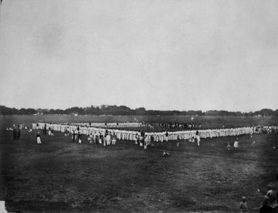 Collectie NMvWereldculturen, TM-60025121, Foto, 'De schutterij op het Koningsplein, Batavia', fotograaf Woodbury & Page, 1857-1900
