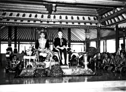 Collectie NMvWereldculturen, TM-60036089, Foto, 'Gouverneur Lucien Adam en Hamengkoe Boewono IX tijdens diens installatie als Sultan van Yogyakarta', fotograaf Fotohandel Zindler, 18-03-1940