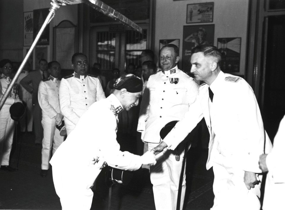 Collectie NMvWereldculturen, TM-60036101, Foto, 'Sultan Hamengkoe Boewono VIII en assistent-resident C.W.A. Abbenhuis op het spoorwegstation van Yogyakarta', fotograaf Fotohandel Zindler, 1939
