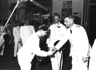 Collectie NMvWereldculturen, TM-60036101, Foto, 'Sultan Hamengkoe Boewono VIII en assistent-resident C.W.A. Abbenhuis op het spoorwegstation van Yogyakarta', fotograaf Fotohandel Zindler, 1939