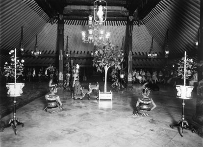 Collectie NMvWereldculturen, TM-60027181, Foto, 'Danseressen in de hal tijdens de verjaardag van de Sultan van Yogyakarta', fotograaf L. Che Lan & Co., 1927