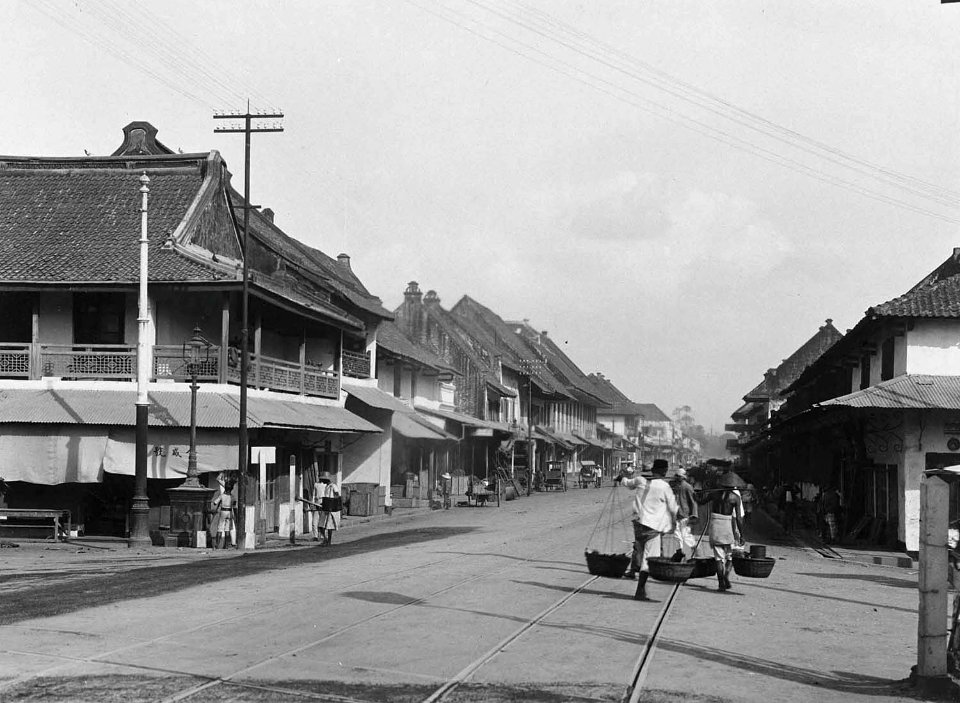 Collectie NMvWereldculturen, TM-60035527, Foto, 'De Nieuwpoortstraat in Batavia', fotograaf Charls & Van Es & Co. NV, Ca. 1920