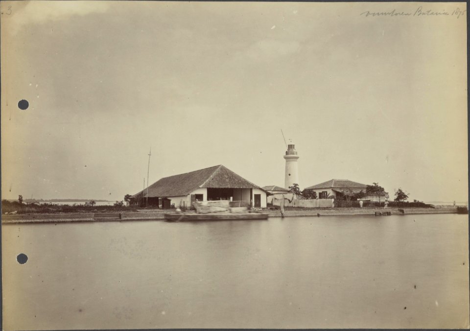Collectie NMvWereldculturen, RV-A440-ee-35O, Foto, 'Vuurtoren te Batavia 1875', fotograaf Woodbury & Page, 1875