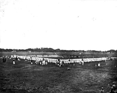 Collectie NMvWereldculturen, TM-60035901, Foto, 'De schutterij op het Koningsplein, Batavia', fotograaf Woodbury & Page, 1857-1900