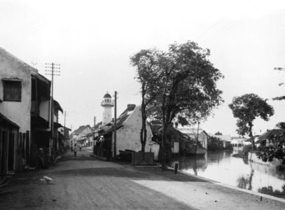 Collectie NMvWereldculturen, TM-60029485, Foto, 'Straat- en riviergezicht met moskee in de Arabische wijk van Semarang', fotograaf Fotografisch Atelier O. Hisgen & Co. NV, 1920-1933