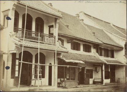 Collectie NMvWereldculturen, RV-A440-ee-35T, Foto, 'Chinese woningen te Batavia circa 1875', fotograaf Woodbury & Page, Ca. 1875