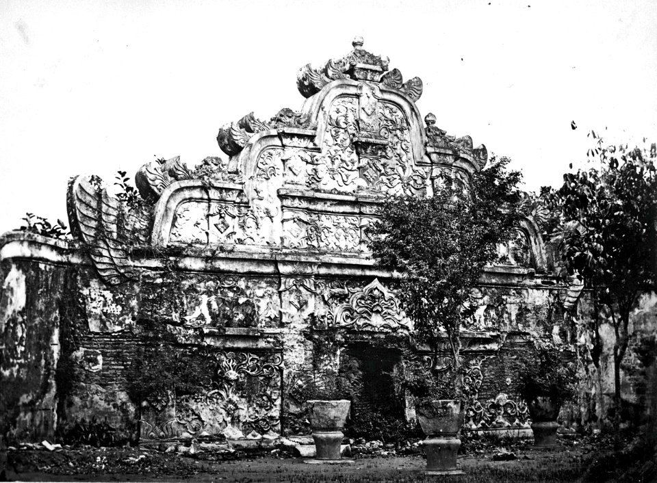 Collectie NMvWereldculturen, TM-60035930, Foto, 'Taman Sari, het waterkasteel van de Sultan van Yogyakarta', fotograaf K. (Kassian) Céphas, 1880-1900