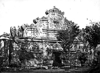 Collectie NMvWereldculturen, TM-60035930, Foto, 'Taman Sari, het waterkasteel van de Sultan van Yogyakarta', fotograaf K. (Kassian) Céphas, 1880-1900