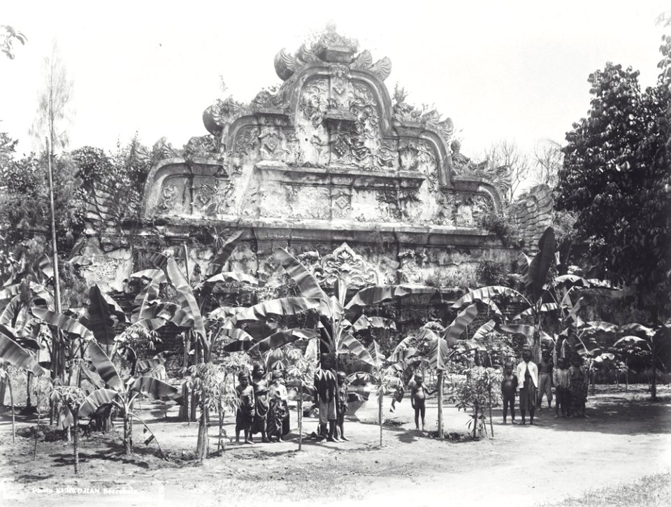 Collectie NMvWereldculturen, TM-60041578, Foto, 'Kinderen voor de poort van Taman Sari, het waterkasteel van de Sultan van Yogyakarta', fotograaf N.V. Photografisch Atelier Kurkdjian, 1890-1935
