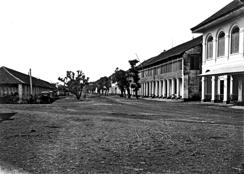Collectie NMvWereldculturen, TM-60035903, Foto, 'Kali Besar, Batavia', fotograaf Woodbury & Page, 1857-1900